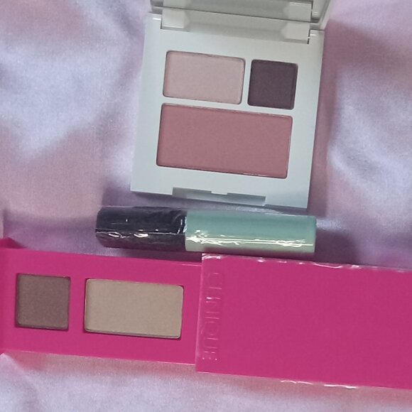 Bundle Clinique Eye Shadow Makeup Palletes with Brush Applicator - Picture 2 of 5